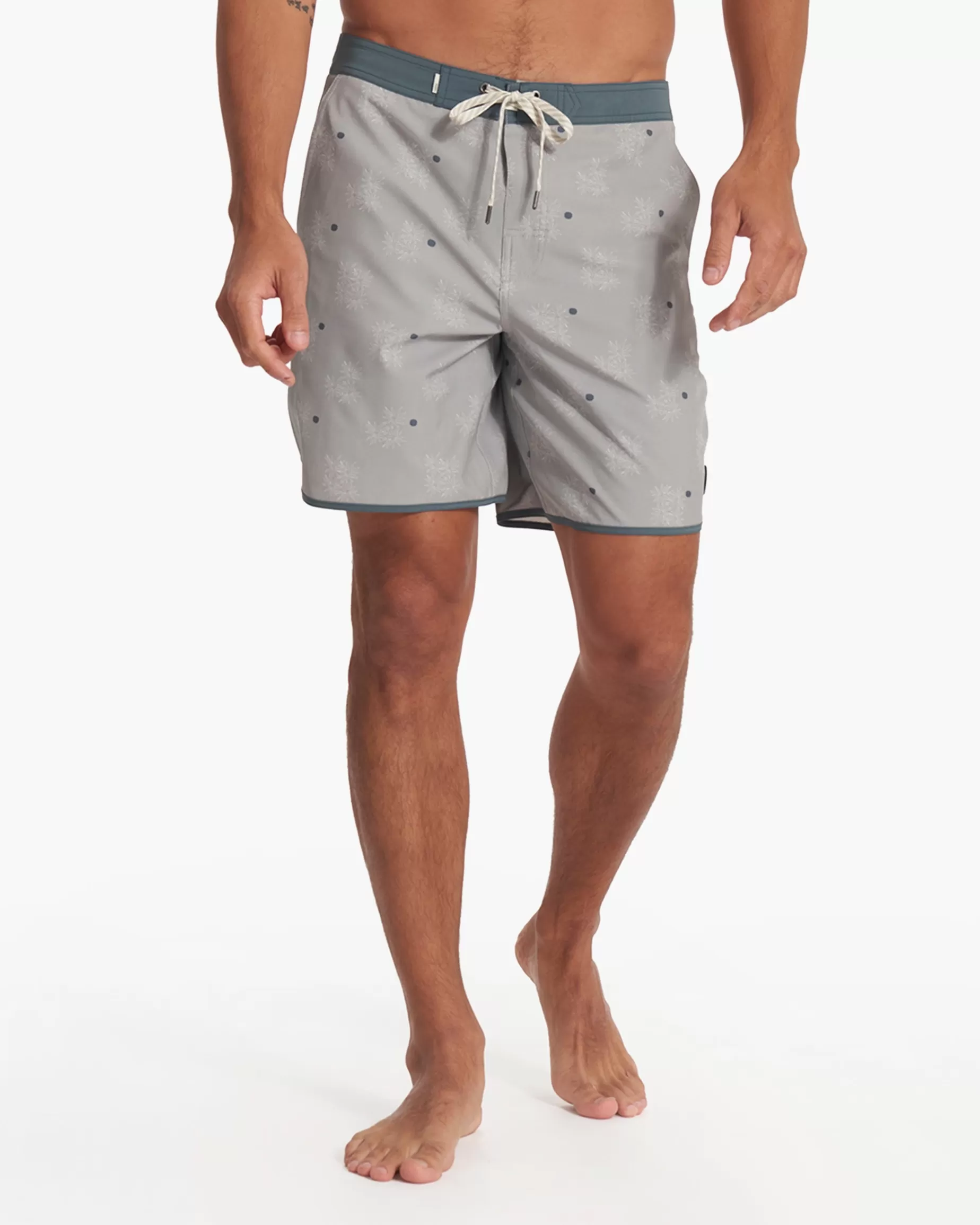 Vuori Cruise Boardshort WhiteSageDesertBloom Fashion