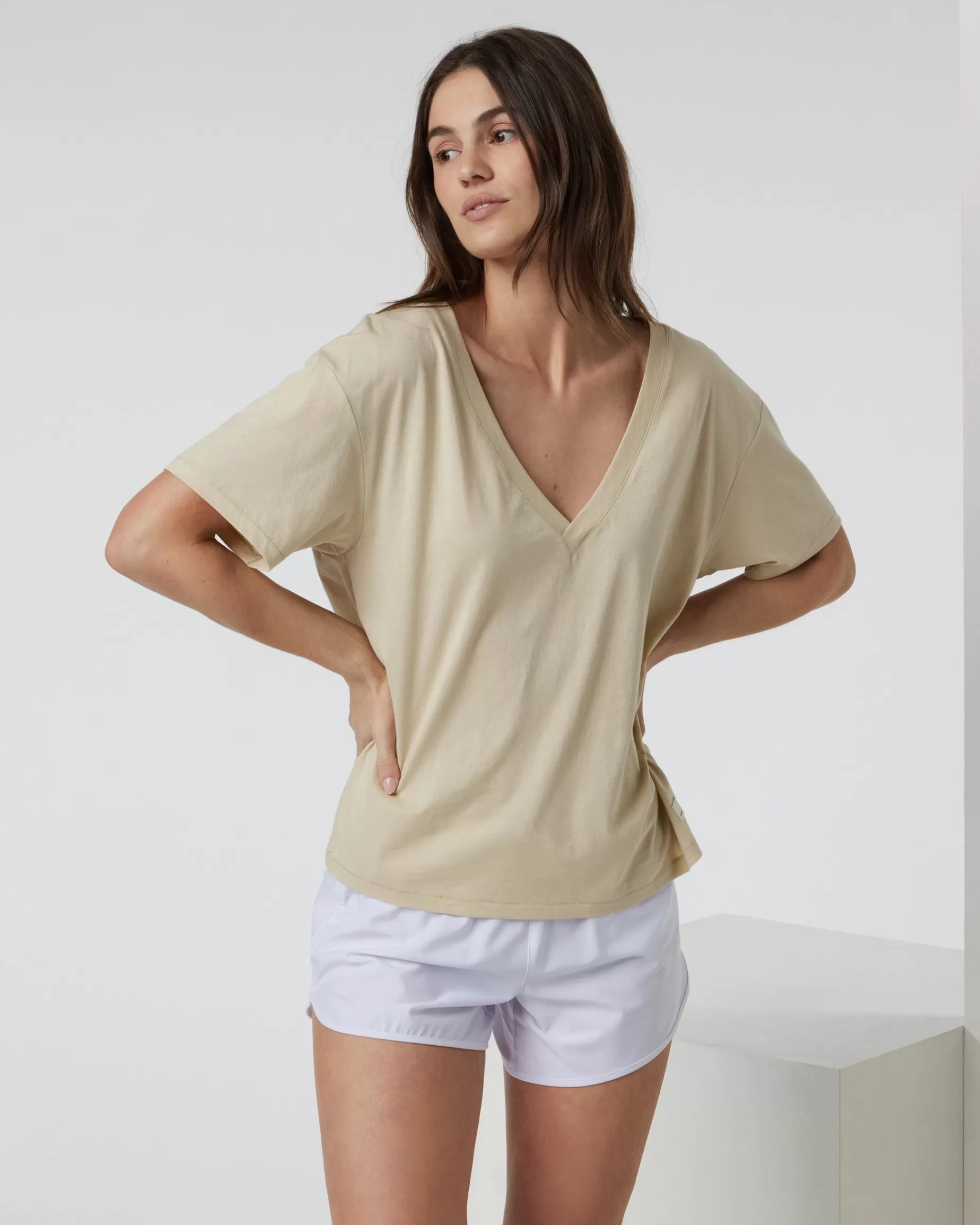 Vuori Sutton V-Neck Cashew Hot